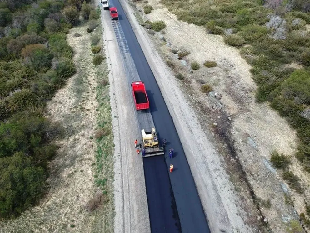 Continúan las tareas de bacheo en caliente de la Ruta Nacional 40 entre ...