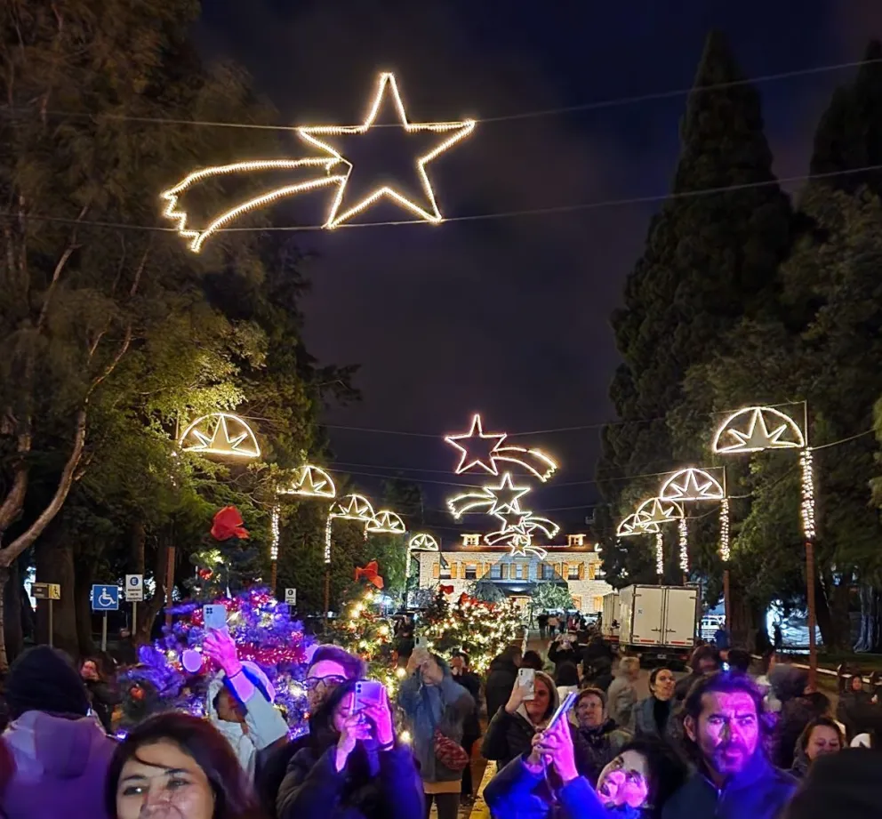 Con el encendido del árbol, comenzó la 8ª edición de Navidad en Bariloche