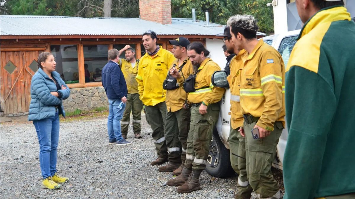 Carreras viajó a El Bolsón y supervisó las tareas de lucha contra el fuego