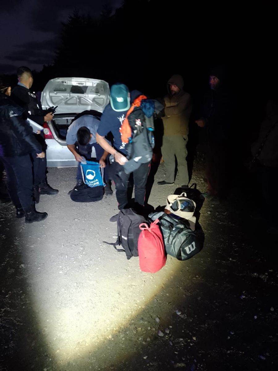 Ladrones huían de un robo y olvidaron a un cómplice que tuvo que volver caminando