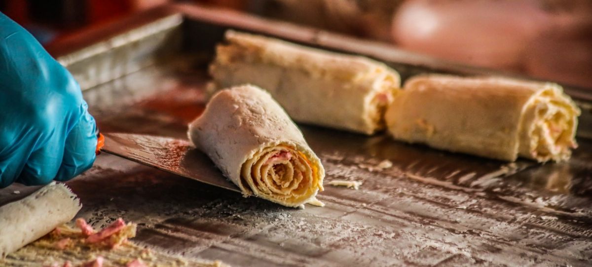 Meraki 13 elabora helados en roll utilizando una milenaria técnica tailandesa