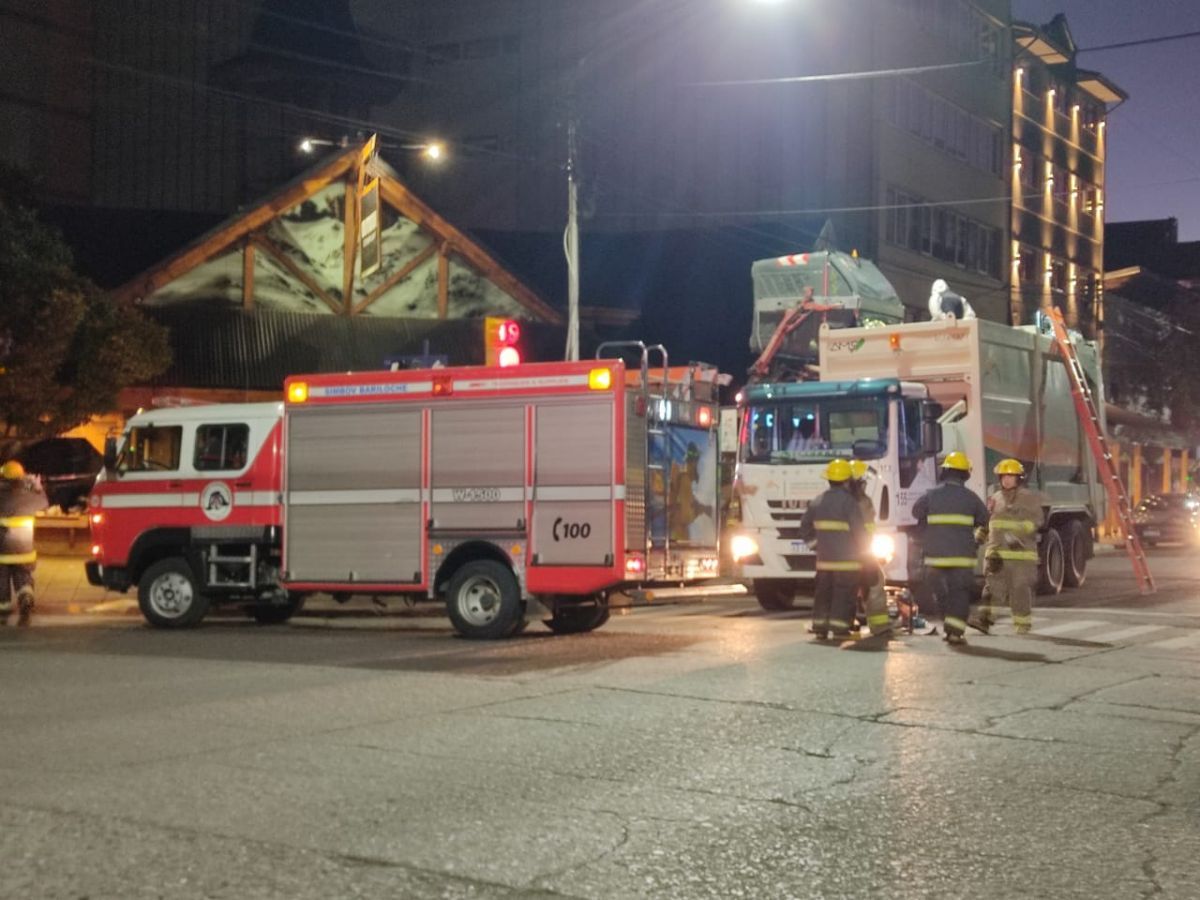 El hombre que murió aplastado por el recolector hacía malabares en la misma esquina