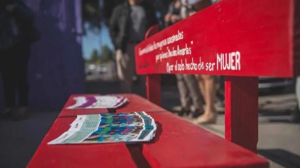 Instalarán bancos rojos en lugares públicos por la lucha contra la violencia de género