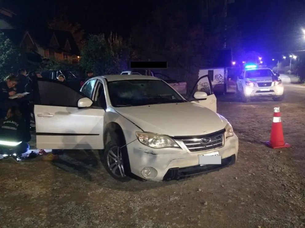 Delincuentes ocultaron un arma y un cuchillo tras cometer un robo pero fueron descubiertos