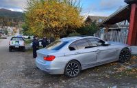 Tras una hora de persecución, sospechosos de un hecho delictivo abandonaron un lujoso BMW